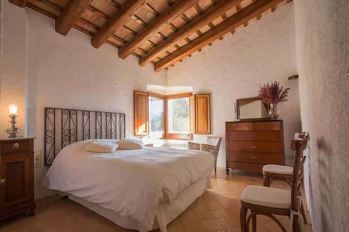 Location de vacances pour 14 personnes, avec terrasse ainsi que jardin et piscine à Navata - 2