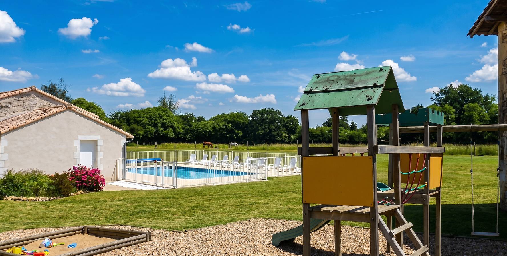 Maison spacieuse avec piscine partagée à Saint-Vincent-la-Châtre. in Saint-Vincent-la-Châtre, Région de Niort
