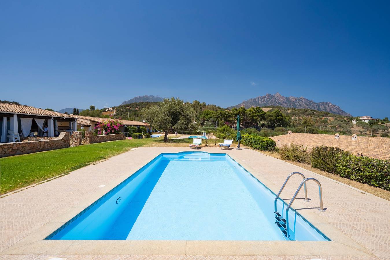 Geheel appartement, Appartement 'Casa Dalby' met Gedeeld Zwembad, Privé Terras en Airconditioning in Abba Urci, Tertenia