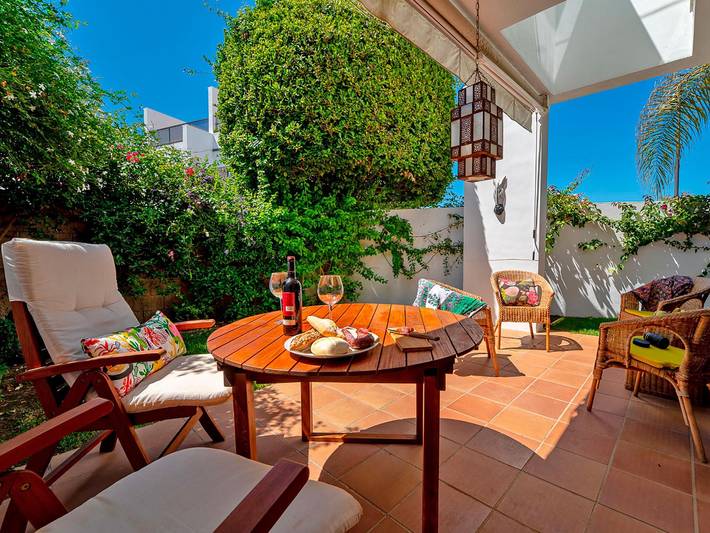 Apartamento para 6 personas, con Balcón y Terraza además de Jardín y Piscina en La Fontanilla