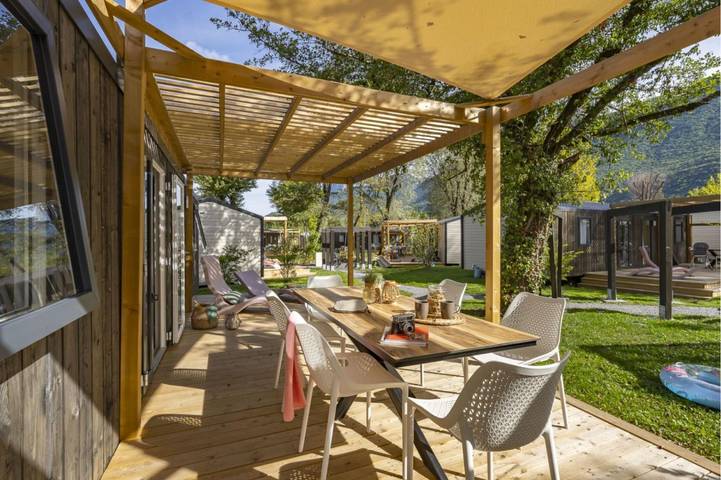 Camping pour 6 personnes, avec terrasse ainsi que piscine et jardin, adapté aux familles dans Bauges - 2