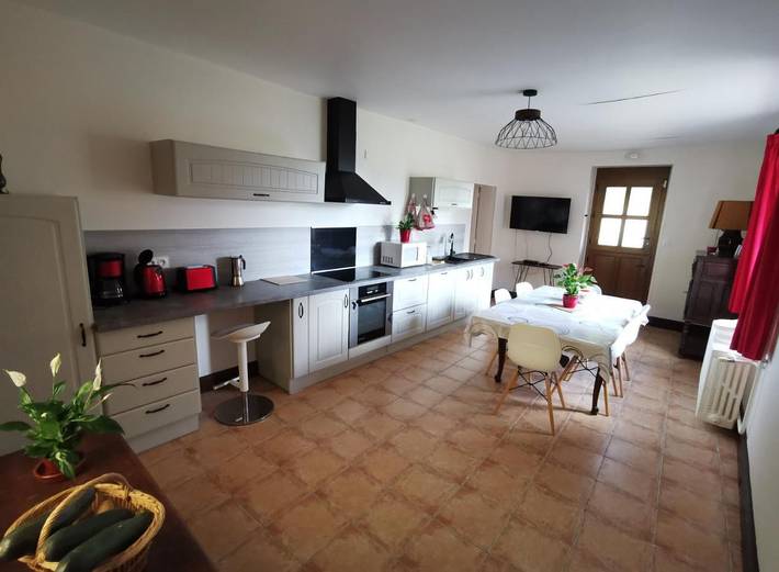 Location de vacances pour 7 personnes, avec Terrasse ainsi que Jardin et Vue à La Celle-Guenand - 2