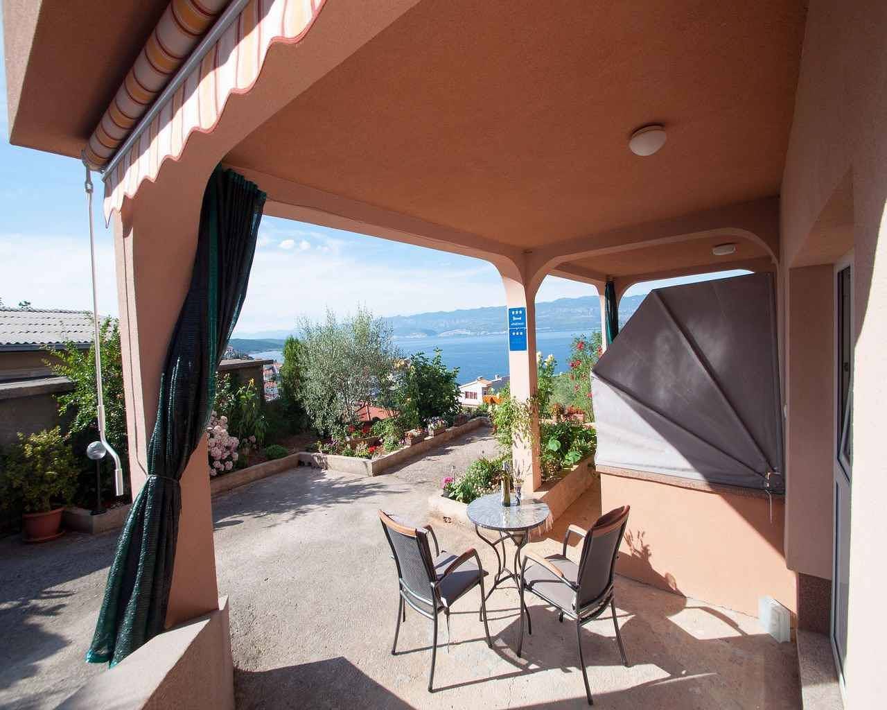 Ganzes Studio, Studio mit Terrasse und schönen Meerblick  in Vrbnik, Krk