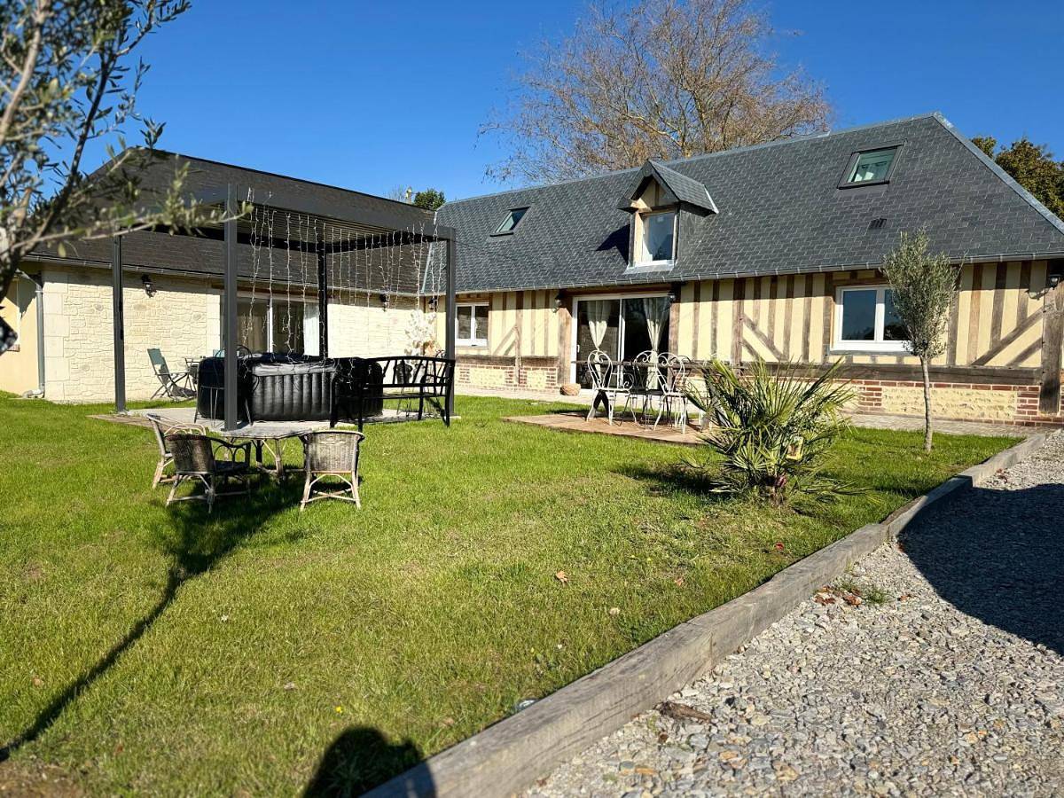 Four-Bedroom House in Saint-Roch-de-l'Orbiquet, Région de Lisieux