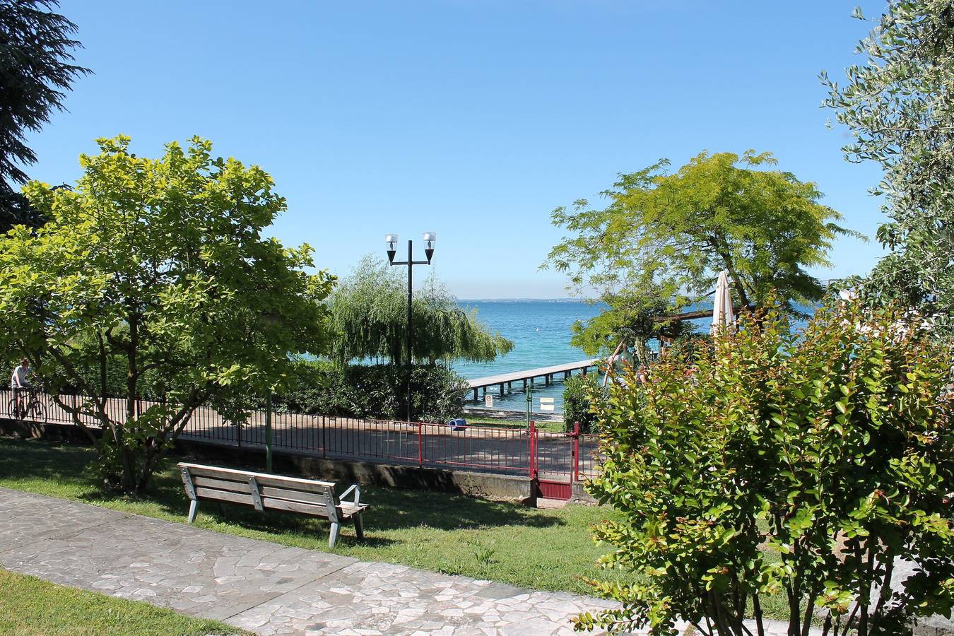 Appartamento intero, Appartamento 'Favola Bella' con terrazza privata, Wi-Fi e aria condizionata in Bardolino, Prealpi Gardesane