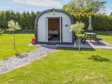 Glamping for 4 People in Brynsiencyn, Isle of Anglesey, Photo 1