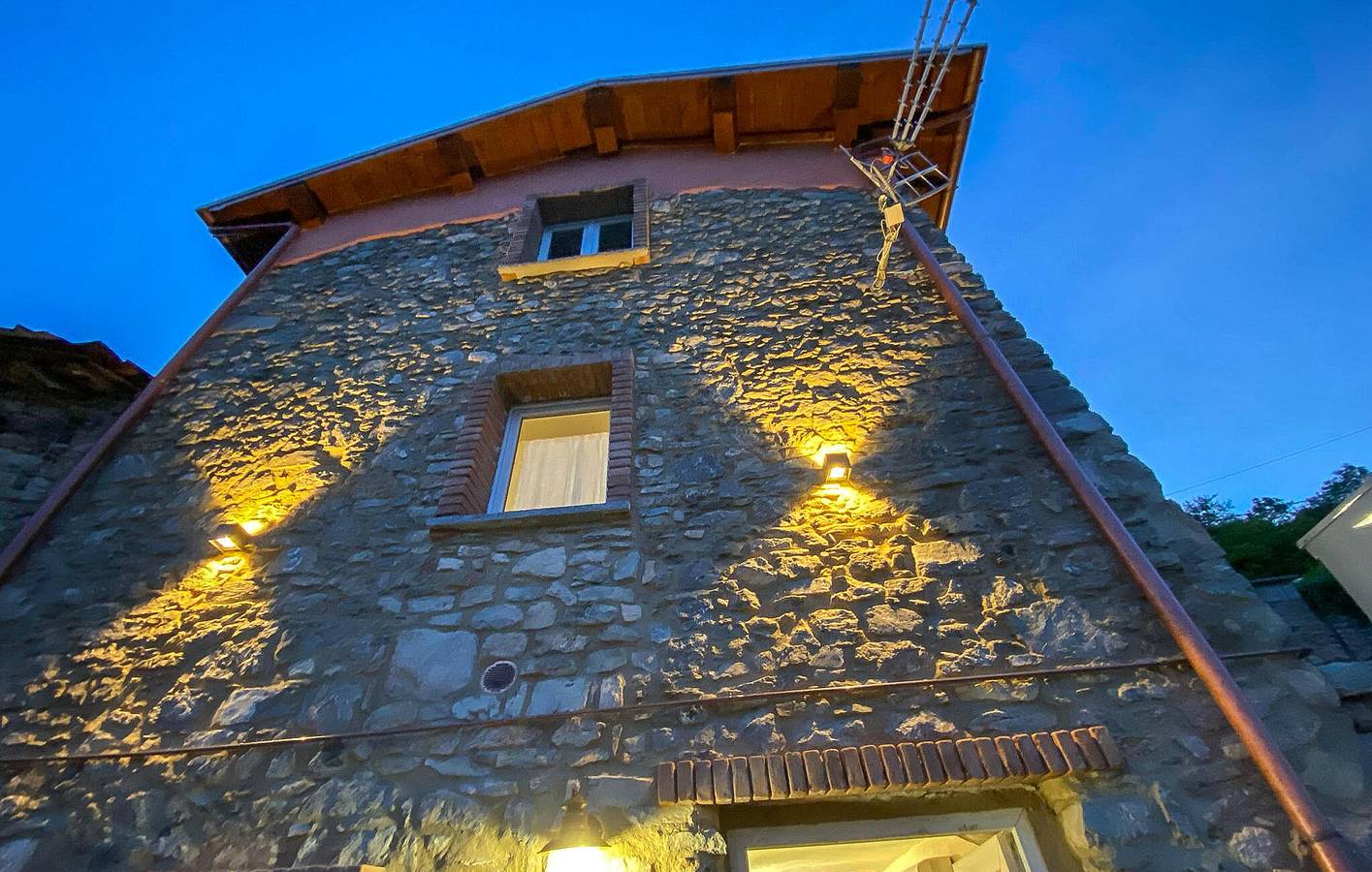 Moderno appartamento con 2 camere da letto, piscina, parcheggio e Wi-Fi in Castelnuovo di Garfagnana, Garfagnana