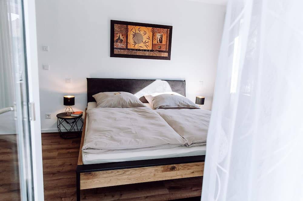 Ganze Wohnung, Ferienwohnung 1 Sonnenblick im Erdgeschoss mit 2 Terrassen und Garten in Riedering, Chiemgauer Alpen