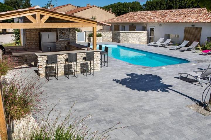 Location de vacances pour 9 personnes, avec piscine et jardin, animaux acceptés à Céreste