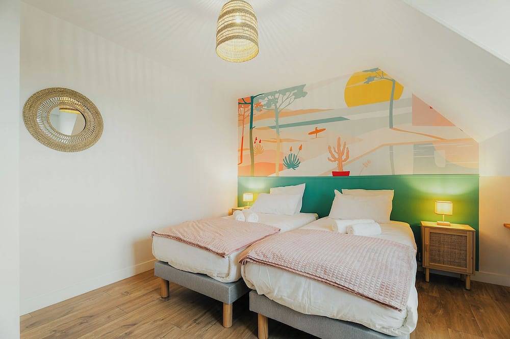 Beautiful house for 12 with large garden near Dinard, St-Malo, pets allowed in Pleurtuit, Saint-Malo region