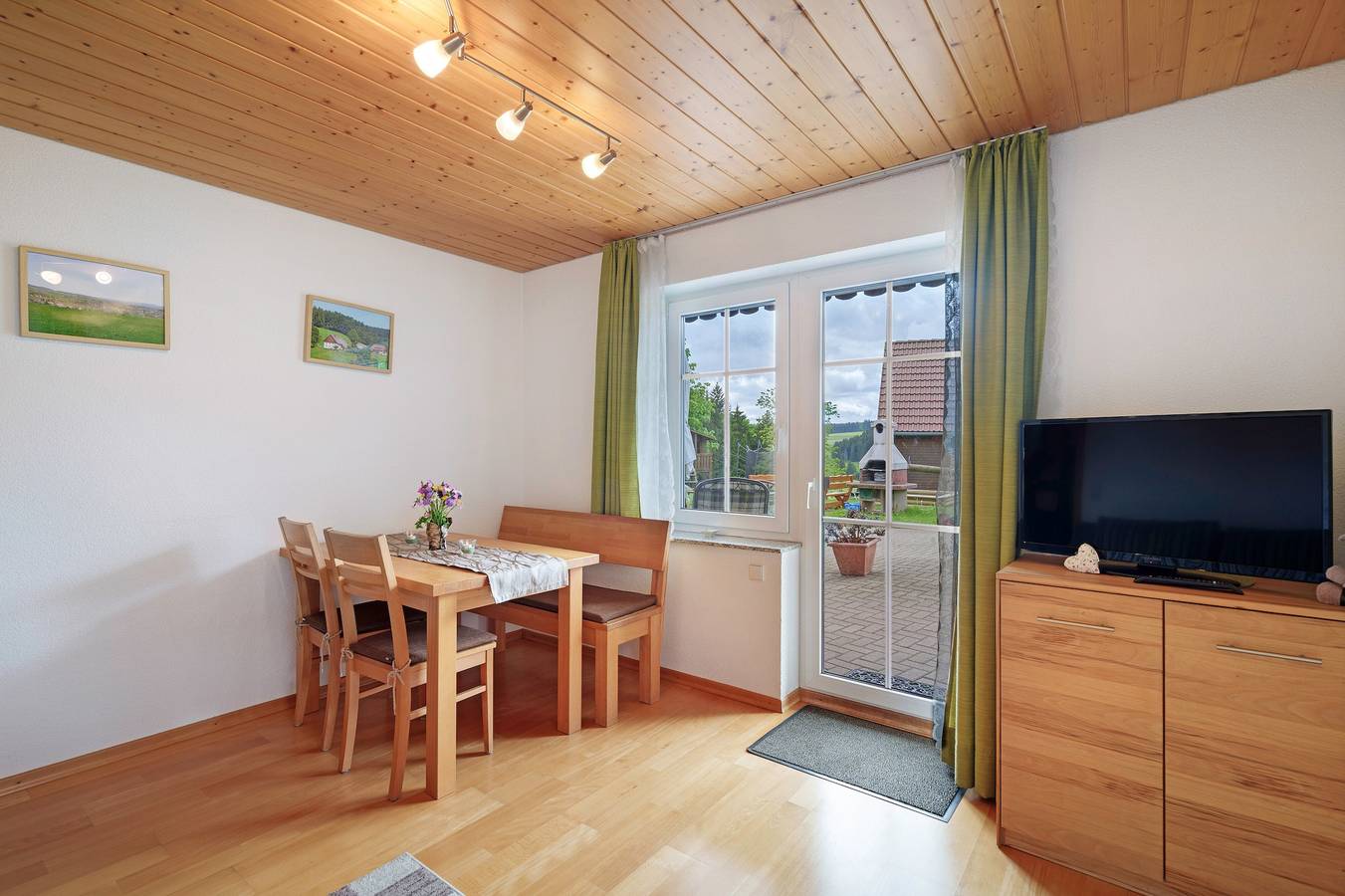Ganze Wohnung, Ferienwohnung 'Schwalbennest' mit Privatterrasse, Gemeinschaftsgarten und Wi-Fi in St. Peter, Südschwarzwald
