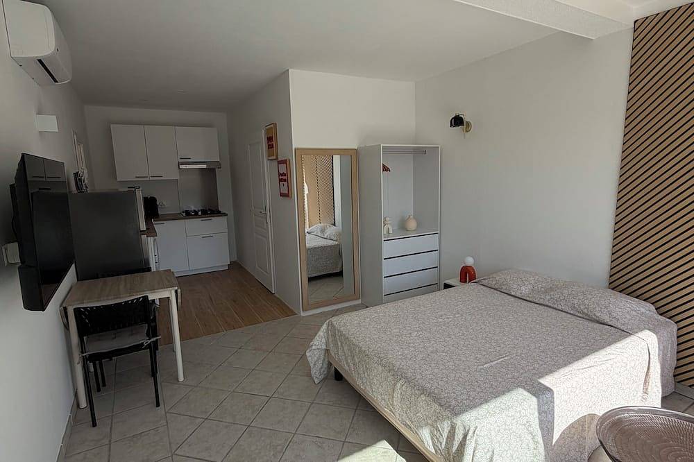Air-conditioned studio on the ground floor of a villa•5 minutes from the beaches – L'Île-Rousse in Monticello, Calvi region