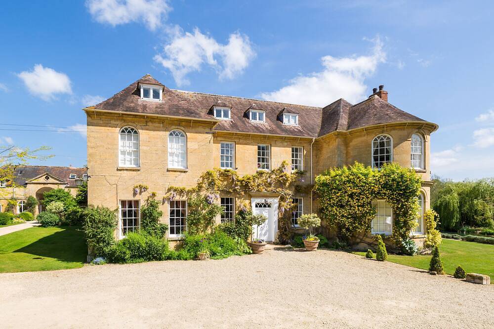 The Red Room - Upper Court Manor House in Kemerton, Worcestershire
