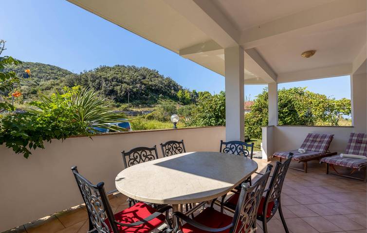Apartment am Meer mit Terrasse, WLAN und Parkplatz in der Nähe des Rajska-Strandes in Supetarska Draga, Rab