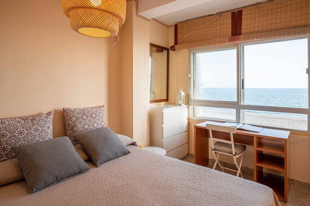 Apartamento entero, Apartamento 'Frente al Mar y a Pie de Playa' con Balcón, Wi-Fi y Aire Acondicionado in Motril, Costa Tropical