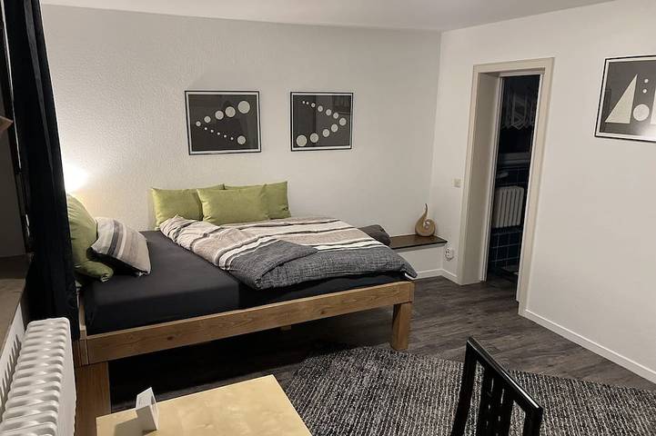 Ganze Wohnung, Modernes 1 Zimmer Ferienwohnung mit großer Küche, Wlan, Naturschutzwald in Remscheid, Bergisches Land