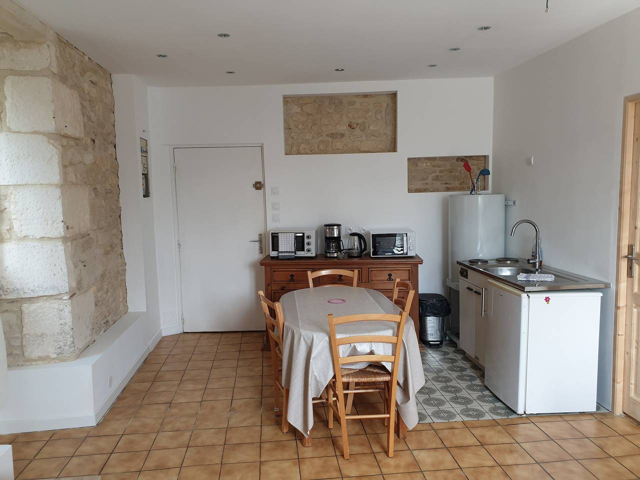 Studio entier, Studio "5 - 3 Min Du Futuroscope" avec Wi-Fi in Chasseneuil-du-Poitou, Vienne (France)