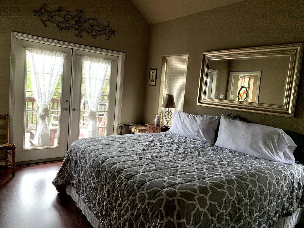 Wunderschönes Haus auf einem Hügel am See in Comal County