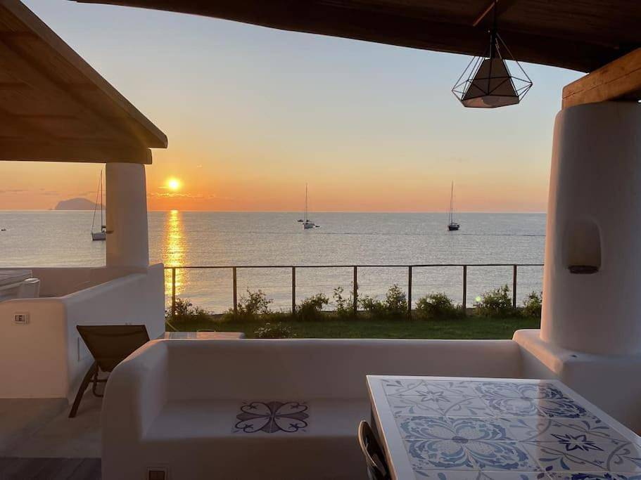 Villa Maris - accesso diretto alla spiaggia in Santa Marina Salina, Salina