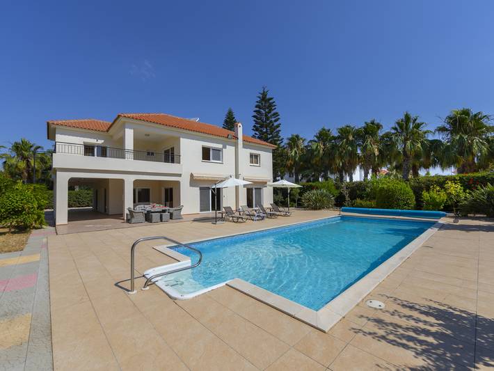 Villa for 10 people, with Balcony and Terrace as well as Garden in Larnaca District