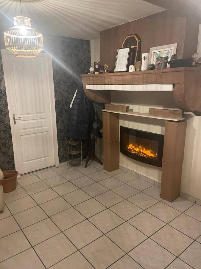 Gîte pour 2 personnes, avec jardin et piscine ainsi que vue et terrasse dans Aéroport Lyon Saint-Exupéry - 2