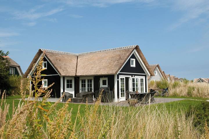 Ferienhaus für 4 Personen, mit Balkon/Terrasse und Terrasse sowie Whirlpool und Garten in Friesland