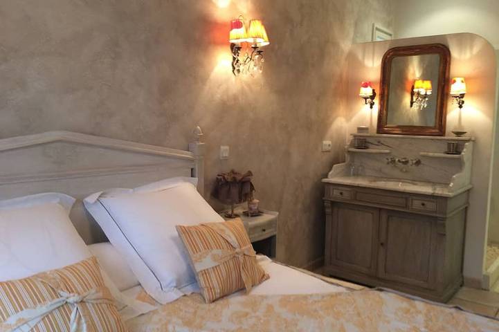Gîte pour 4 personnes, avec terrasse et jardin à Montaren-et-Saint-Médiers - 2