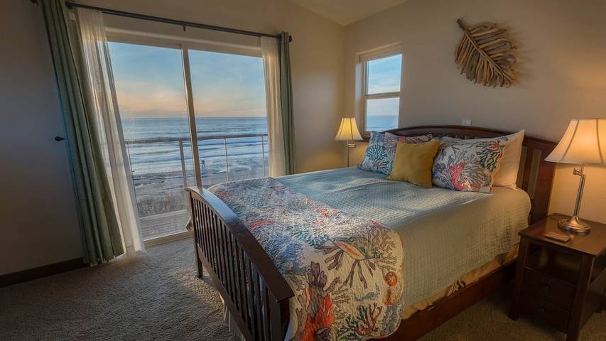 Vacation house for 12 people, with balcony and hot tub as well as yard in Oregon Coast