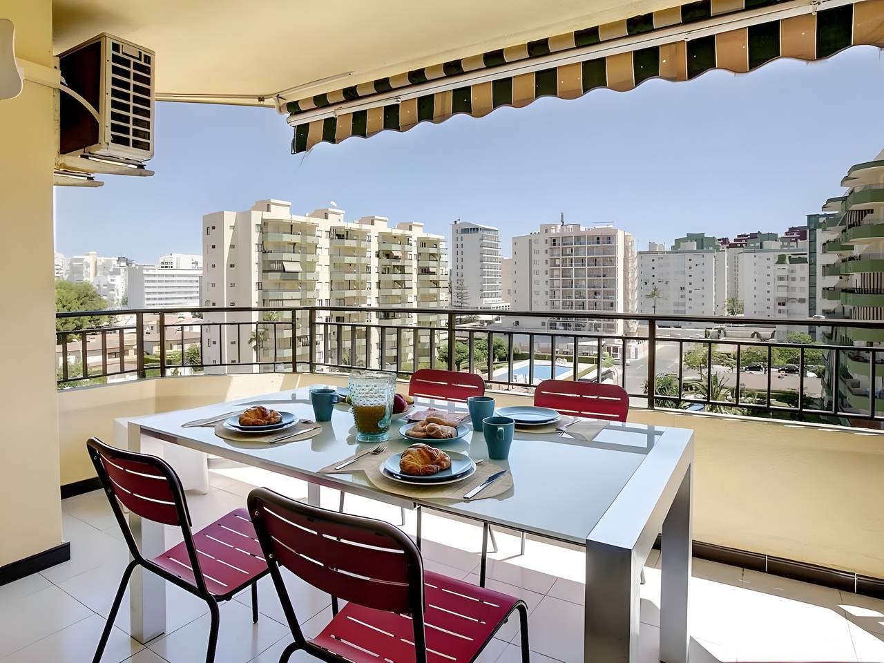 Apartamento entero, Apartamento 'Gardenias Playa' con Wi-Fi y aire acondicionado in Playa de Gandía, Costa de Valencia