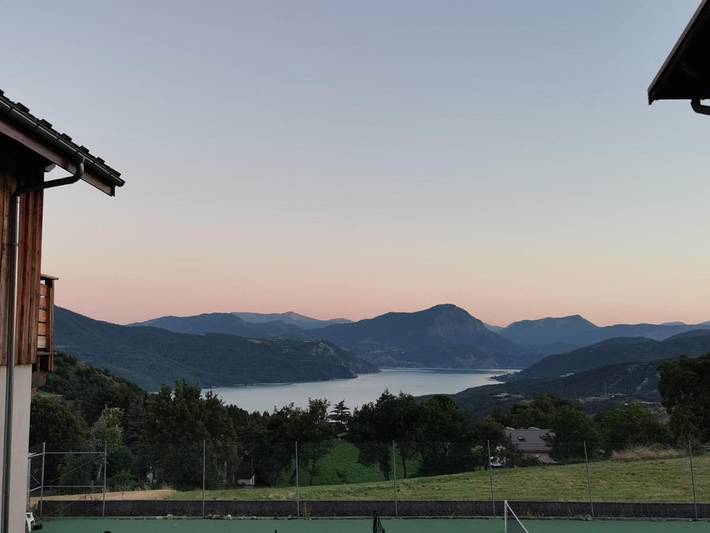 Gîte pour 3 personnes, avec vue et balcon ainsi que piscine et vue sur le lac à Prunières - 3