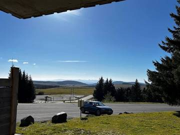 Gîte pour 5 personnes, avec piscine et vue ainsi que sauna et terrasse, animaux acceptés dans Lac Pavin