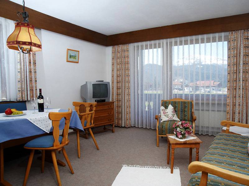 Ganze Ferienwohnung, Vierjahreszeiten - (8) Zwei-Raum-Ferienwohnung 50qm, Bad/Wc, Extra-Schlafraum, Küche, Balkon in Reit im Winkl, Bayerische Alpen