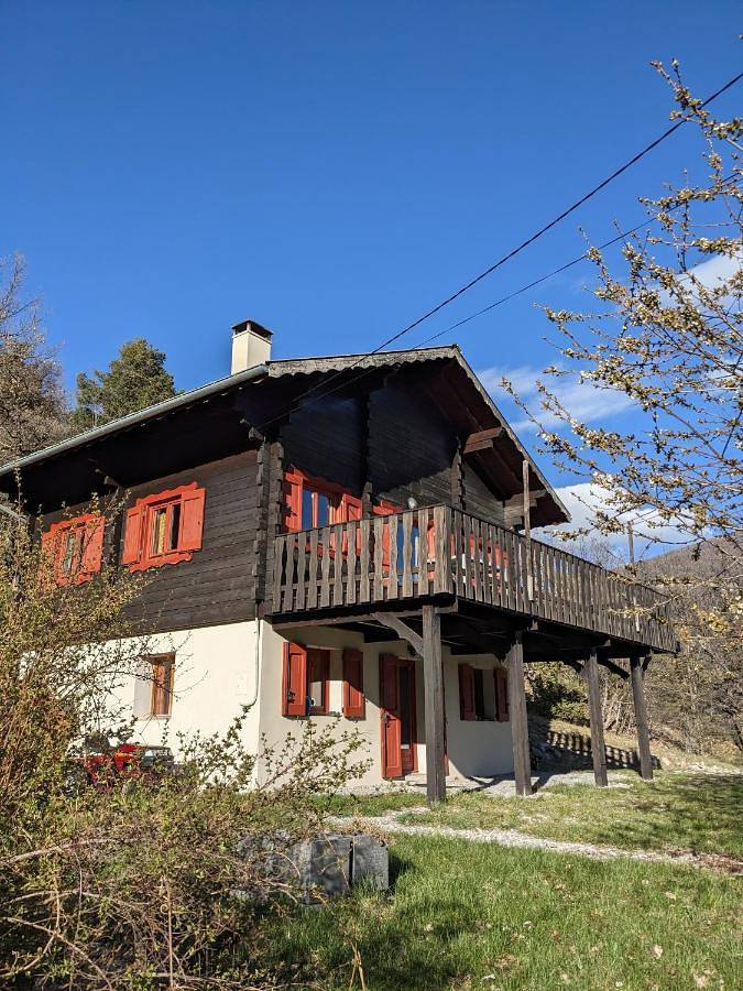 Gîte pour 8 personnes, avec Balcon et Terrasse ainsi que Jardin et Vue à Beauvezer