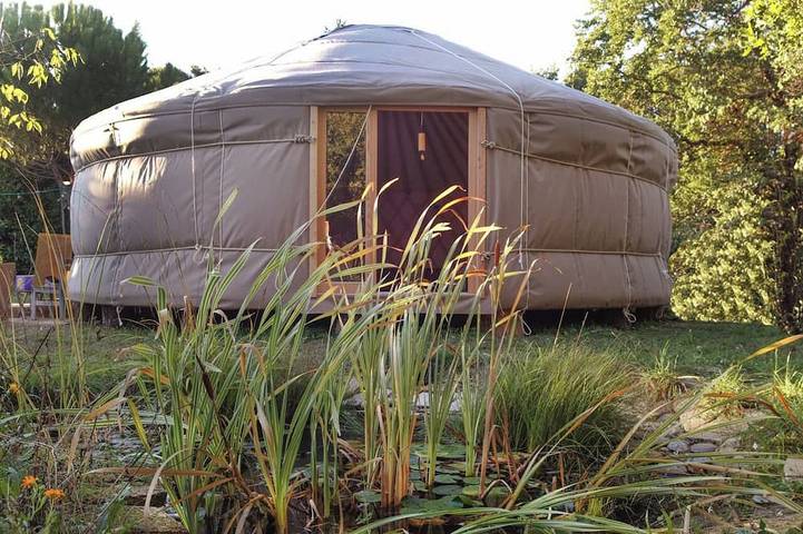Cabane en bois pour 2 personnes, avec piscine ainsi que jacuzzi et jardin