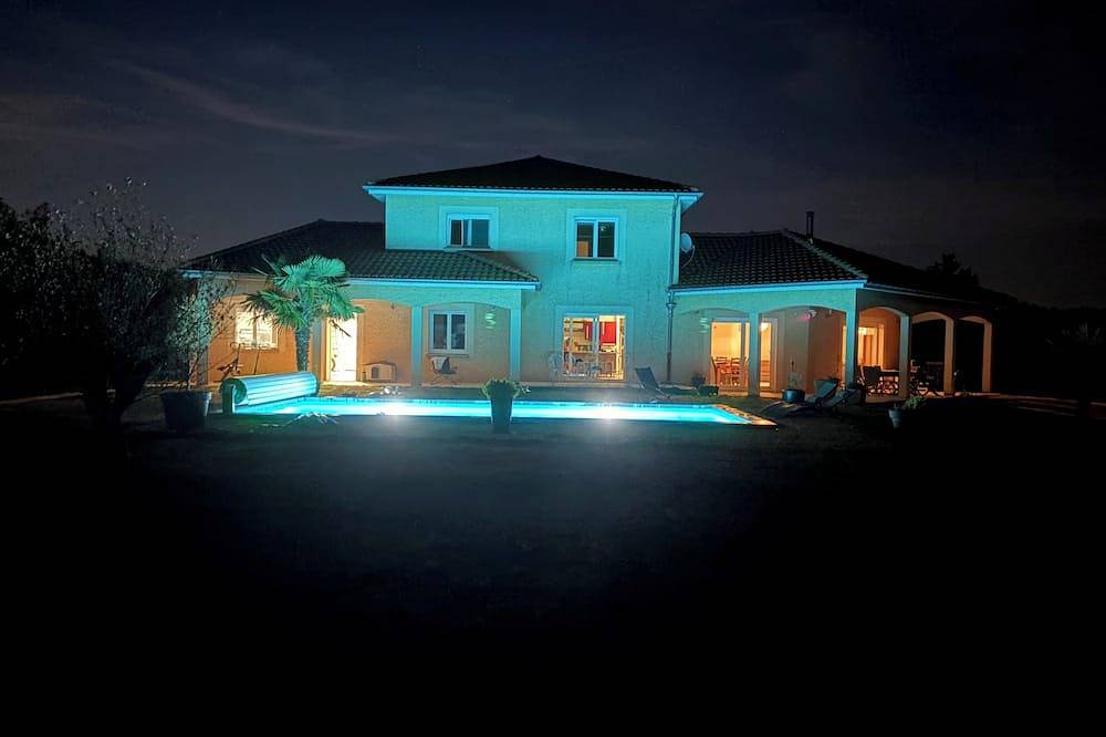 Villa with a pool, not overlooked in Isle-sur-Marne, Marne