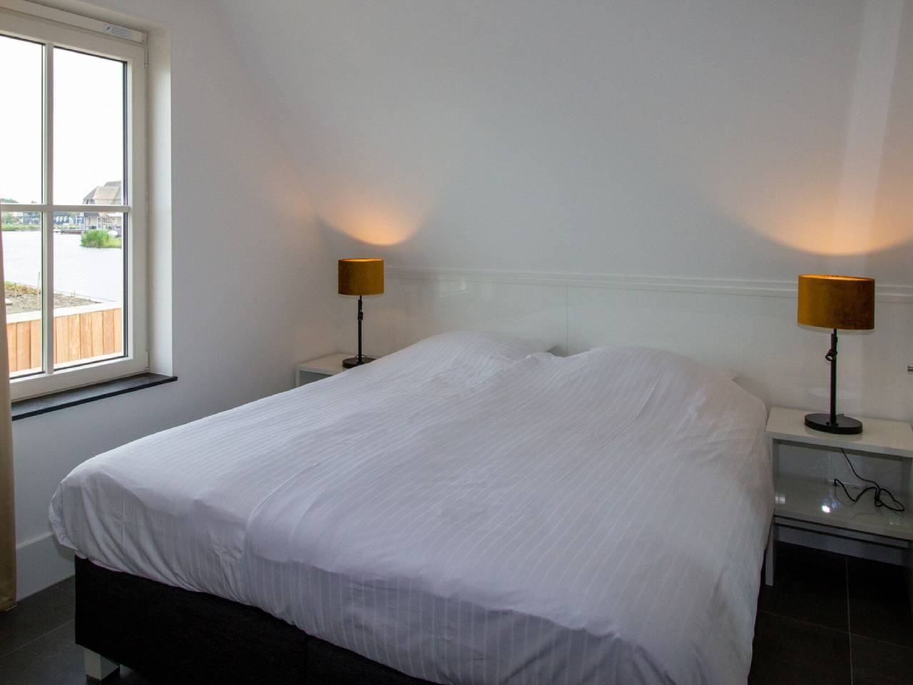 Villa am Wasser mit Sauna und Terrasse in Delfstrahuizen, Friesland