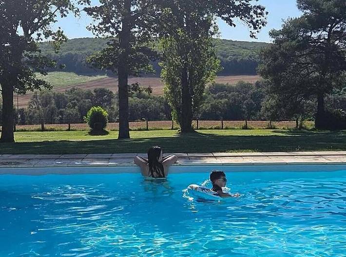 Gîte pour 10 personnes, avec Terrasse ainsi que Jardin et Piscine