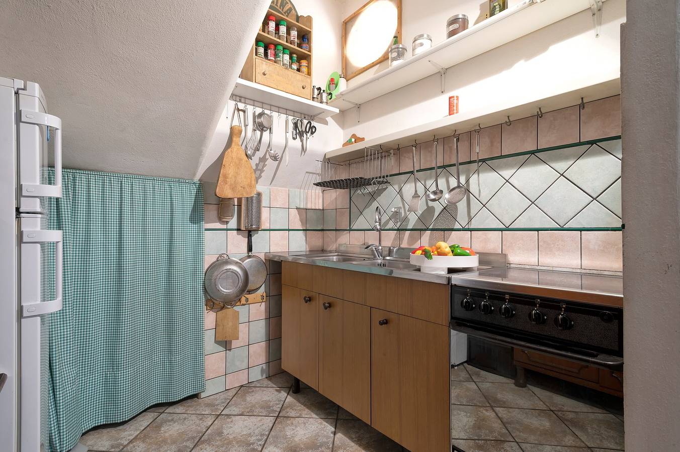 Appartamento intero, Appartamento 'Stone House Lu Bagnu' con vista mare, Wi-Fi e aria condizionata in Lu Bagnu, Castelsardo