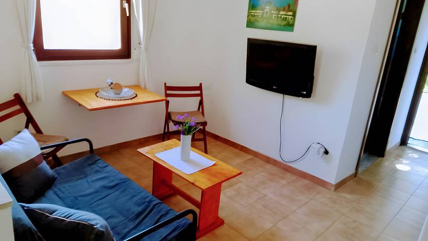 Apartamento inteiro, Apartamento 'Helios Rhodos 1' com terraço privado, acesso Wi-Fi e ar condicionado in Kallithea Springs, Rhodes