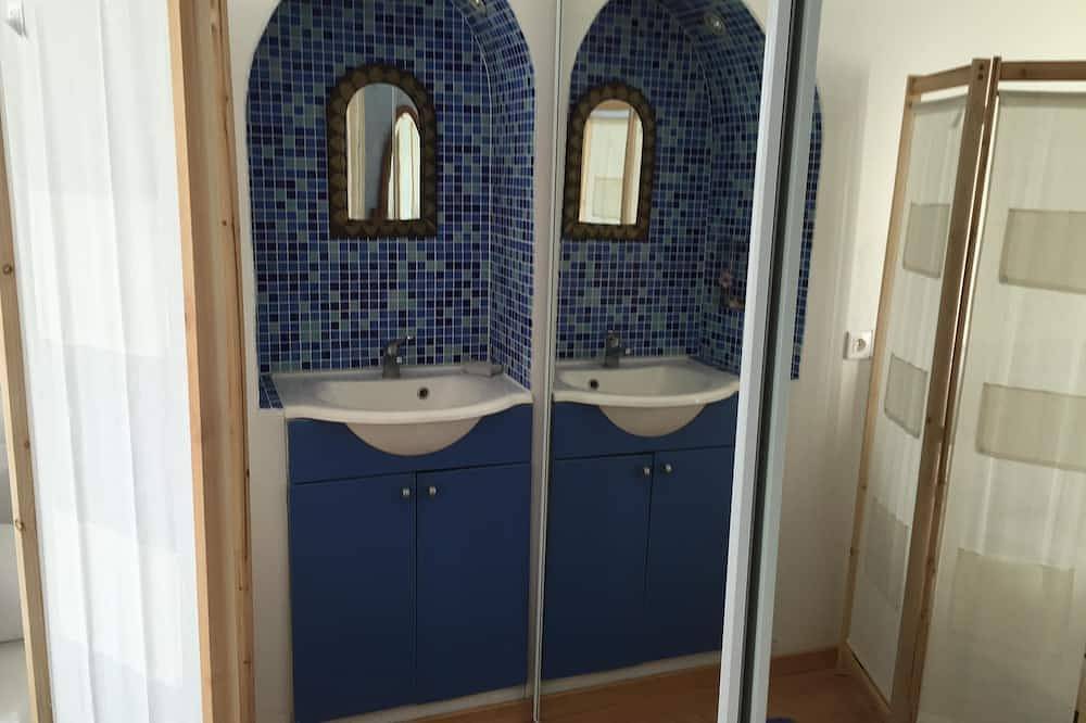 Air Conditioned Gîtes De La Haute Rue 25 Minutes From The Airport, cab, car rental in Touvois, Région de Nantes