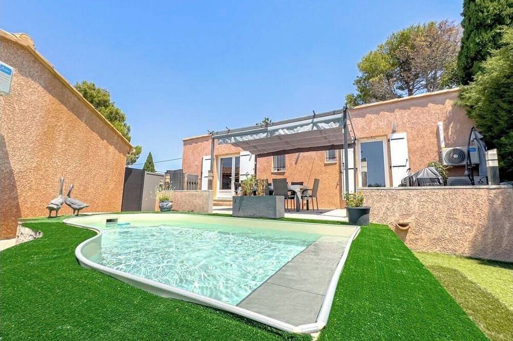 Single-storey house with swimming pool. in Caumont-sur-Durance, Vaucluse