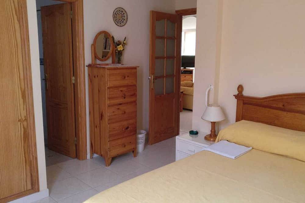 Entire apartment, Two bed  two bath (both  with walkin shower) Apt. with  10X5 heated pool. in El Barrero, Granadilla de Abona