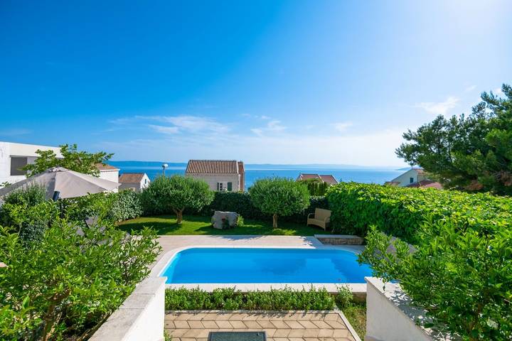 Ferienhaus für 6 Personen, mit Balkon/Terrasse und Garten sowie Pool in Makarska - 2