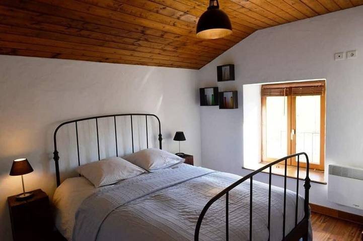 Location de vacances pour 23 personnes, avec jardin à Condat-lès-Montboissier - 2