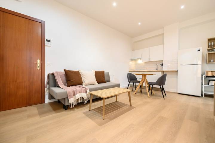 Apartamento para 4 personas, con Terraza en Cuatro Caminos