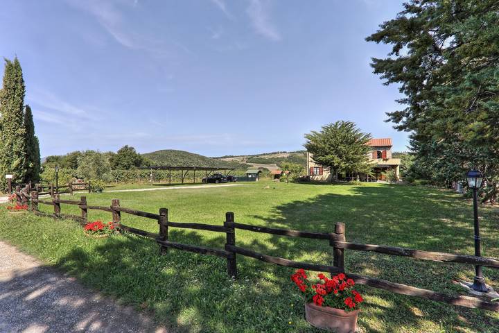Agriturismo per 20 persone, con Balcone e Terrazza nonché Giardino e Panorama a Pomarance