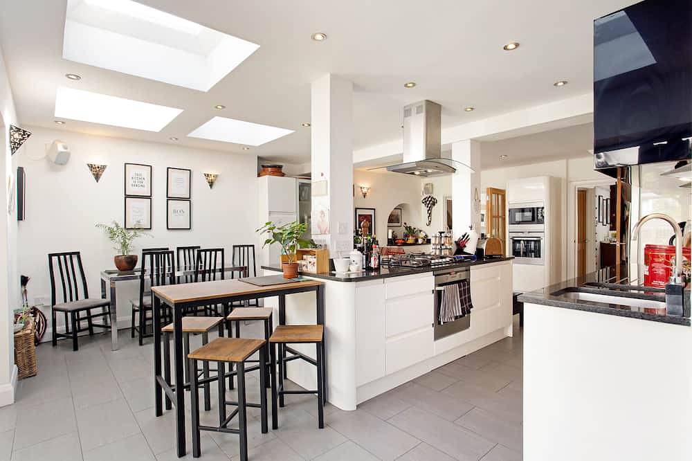 Exceptional 5 Bed House in London Borough of Kingston in Kingston upon Thames, London