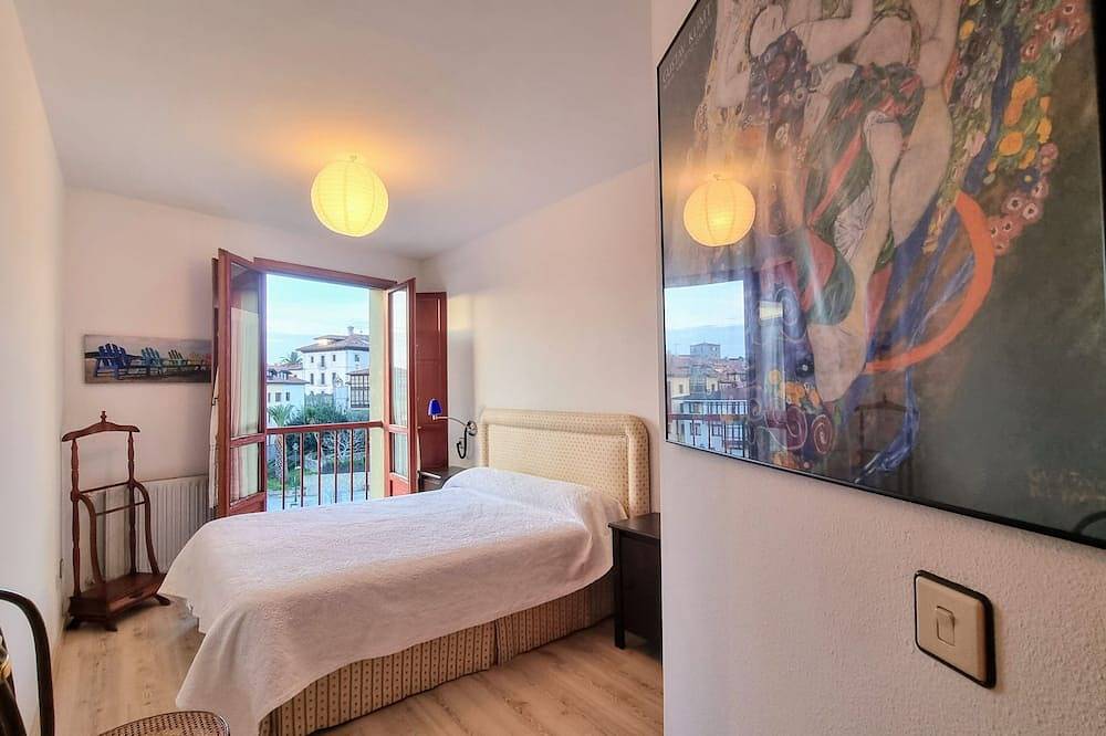 Entire apartment, Apartamento con Vistas al Puerto de Llanes in Llanes, Costa Verde (Spain)