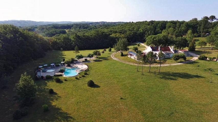 Location de vacances pour 5 personnes, avec piscine ainsi que jardin et vue, animaux acceptés à Lamothe-Fénelon