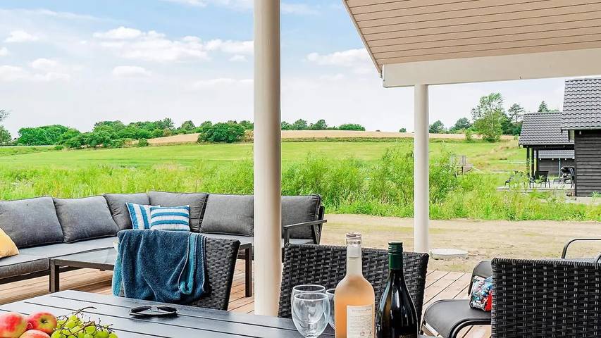 Ferienhaus für 15 Personen, mit Terrasse und Whirlpool sowie Pool und Sauna, mit Haustier an der Kattegat Küste